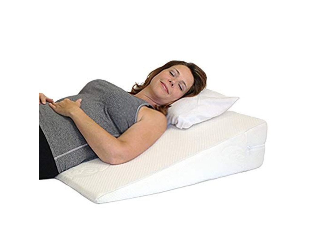 Подушка при рефлюксе купить. Клиновидная подушка при ГЭРБ. Клиновидная подушка для сна. Матрас с приподнятым изголовьем. Подушка для сна на кровати.