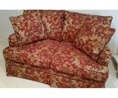 LOVESEAT WITH 2 PILLOWS | free-classifieds-usa.com - 1